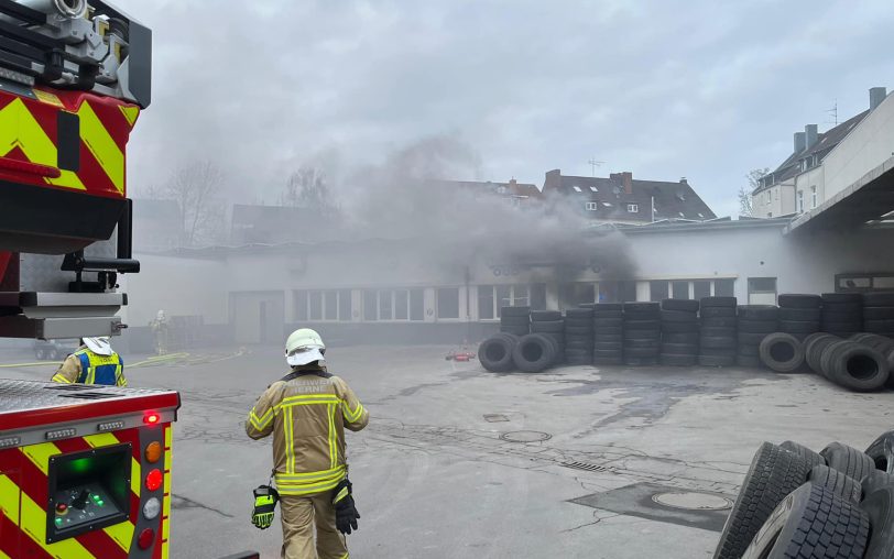 Die Feuerwehr rückte am Freitagmorgen (7.2.2025) zu einem Brand bei Reifen Stiebling an die Jean-Vogel-Straße aus.