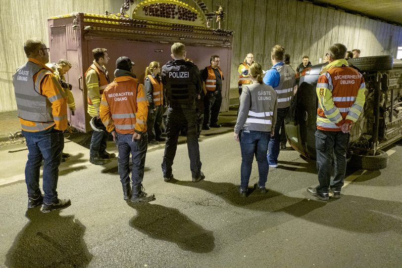 Übung der Feuerwehr in Herne (NW), am Donnerstag (09.06.2022), im Straßentunnel der Dorstener Straße. In dem 109 Metern langen Tunnel, unter den Eisenbahngleisen in Stadtteil Wanne, wurde der Verkehrsunfall mit zwei PKW und drei verletzten Personen realitätsnah inszeniert. Einsatzkräfte der Berufs- und der Freiwilligen Feuerwehr sowie des Rettungsdienstes übten die Befreiung der in den Fahrzeugen eingeschlossenen Personen und deren rettungsdienstliche Versorgung.