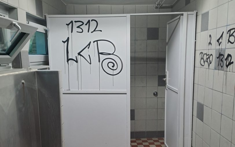 Die sanierte WC-Anlage im Tierpark Eickel wurde wieder beschädigt - unter anderem sind Schmierereien entstanden.