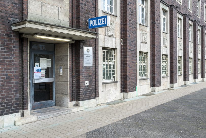 Die Polizei nahm einen Mann fest, der mehrere Autos beschädigte (Symbolbild).