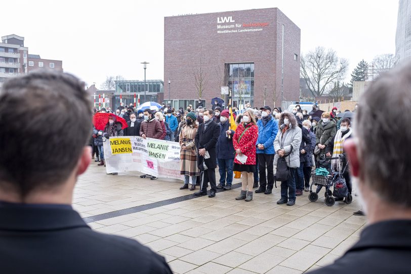 Friedensgebet an der Kreuzkirche in Herne (NW), am Samstag (22.01.2022). Seit einigen Wochen haben sich das Bündnis Herne, die Schirme gegen Rechts, die katholische Kirchengemeinde St. Dionysius, die Islamische Gemeinde Röhlinghausen und die evangelische Kreuz-Kirchengemeinde zusammengeschlossen, um ein Zeichen für ein solidarisches Miteinander in der Pandemie zu setzen und den Opfern der Pandemie zu gedenken.