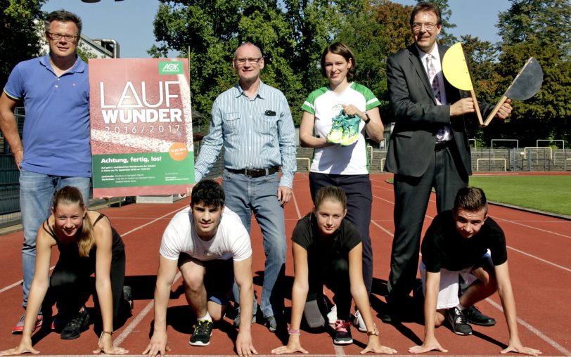 hinten v.l. Rüdiger Döhring, Peter Münzer (FLVW), Jana Hartmann, Jens Kuschel. Schüler des Gymnasiums Eickel: v.l. Natalie Kohn, Dyaa Chalabi, Lynn Braun, Marius Pflug.