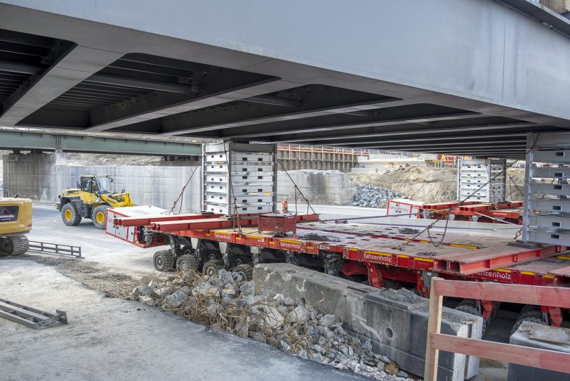 Einheben des ersten Teilstücks für die neue Eisenbahnbrücke über die A43 in Herne (NW), am Sonntag (28.0.2021).