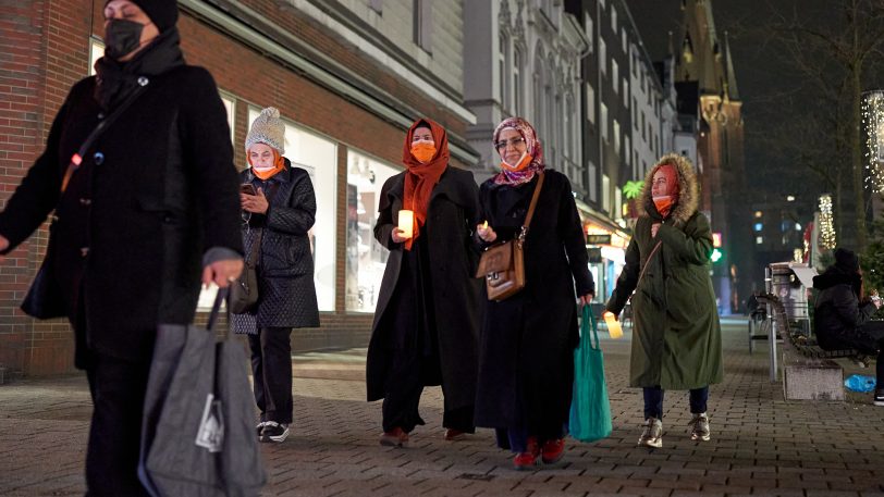 Friedensgebet zum Internationalen Tag Gegen Gewalt gegen Frauen - vor der Kreuzkirche.