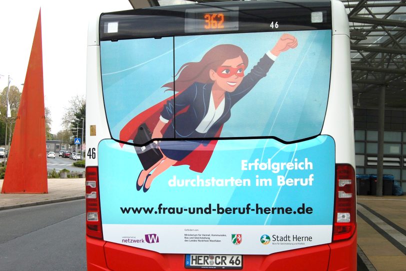 Die Webseite 'Frau und Beruf' präsentiert sich auf einem HCR-Bus.