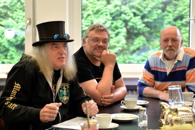 Beim Redaktionsbesuch: v.l. Horst Schröder, Reinhold Frank (Mondritter), Jörg Lippmeyer (halloherne).