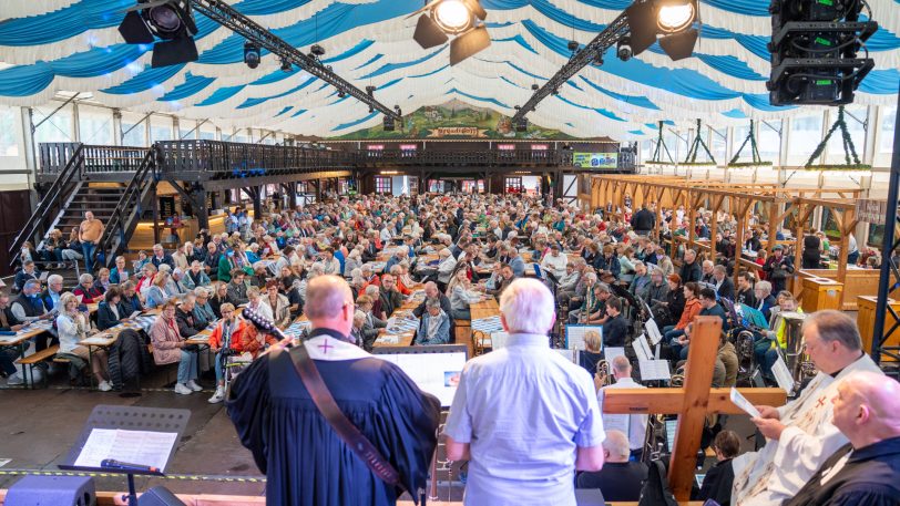 Der traditionelle Gottesdienst der evangelischen Kirchengemeinde Wanne-Eickel in der Bayern-Festhalle auf der Cranger Kirmes am Sonntag (3.8.2025).