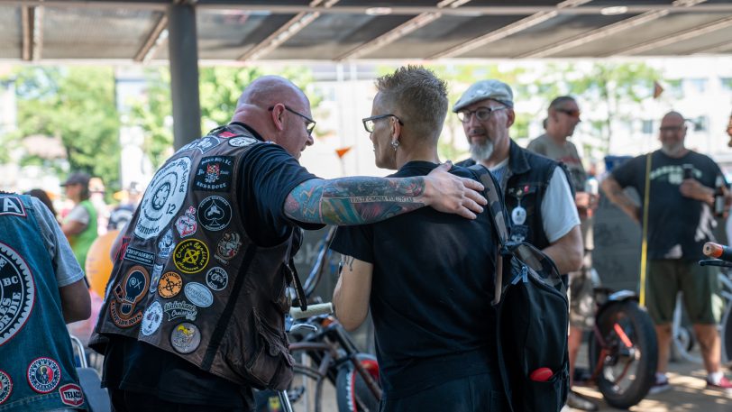 Die Gruppe „Bikelife“ um Christian Joswig hat es wieder getan: Am Samstag (20.7.2024) trafen sich die Cruiser am Herner Bahnhof, um wie immer traditionell im Sommer Spenden für das Lukas Hospiz einzusammeln.