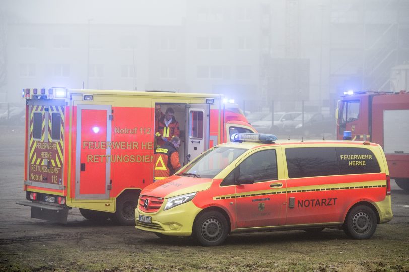 Rettungsfahrzeuge warten auf die Landung des Rettungshubschraubers.