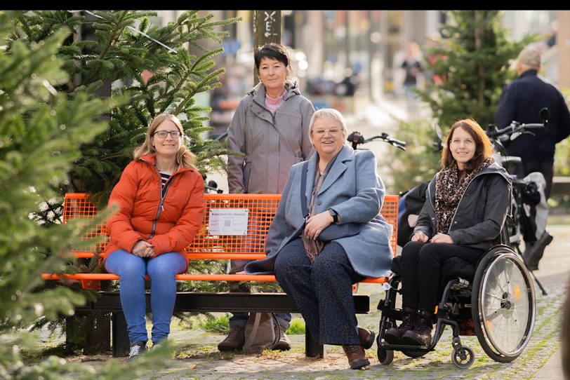 Sie wollen auf das Schicksal von gewaltbetroffenen Frauen mit verschiedenen Aktionen aufmerksam machen (v.l.) Anneli Gogolla, Antonie Brieske (beide von der Frauen- und Mädchenberatungsstelle Schattenlicht), Cordelia Neige und Melanie Kampe (Leiterin und stellvertretende Leiterin des Büros für Gleichstellung und Vielfalt).