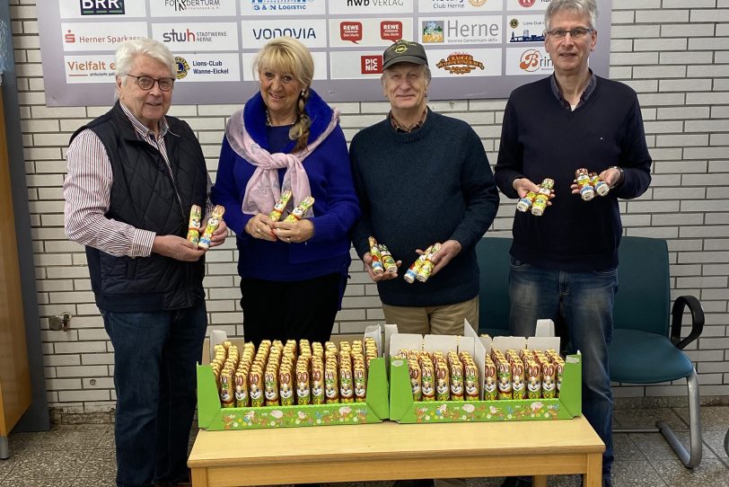 Das ehemalige Herner Prinzenpaar Hilmar Born und Martina Arndt-Born spendete 240 Schokohasen für die Herner Tafel.