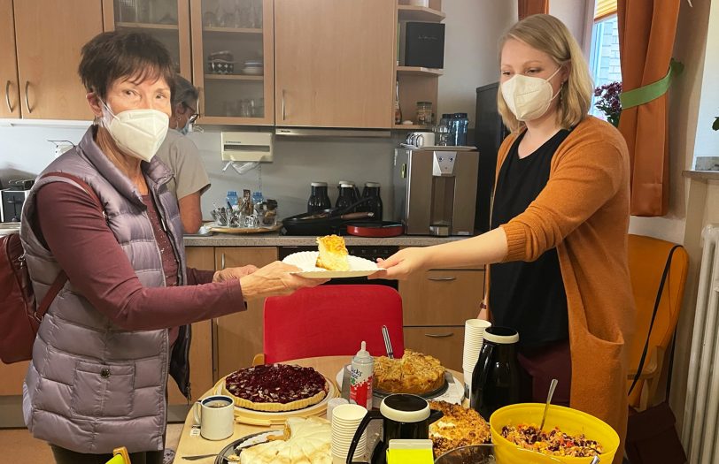 Zeitschenkerinnen unter sich: Margaritta Kosfeld (links), lässt sich am Kuchen- und Salatbüfett von Isabell Hesse beraten.
