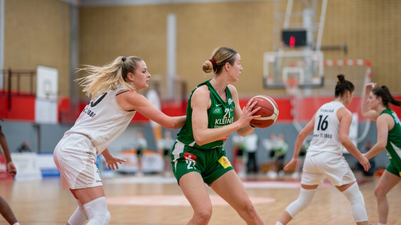 Ein umkämpftes Match: Hier versucht Magdalena Szajtauer (li.) an den Ball zu kommen.
