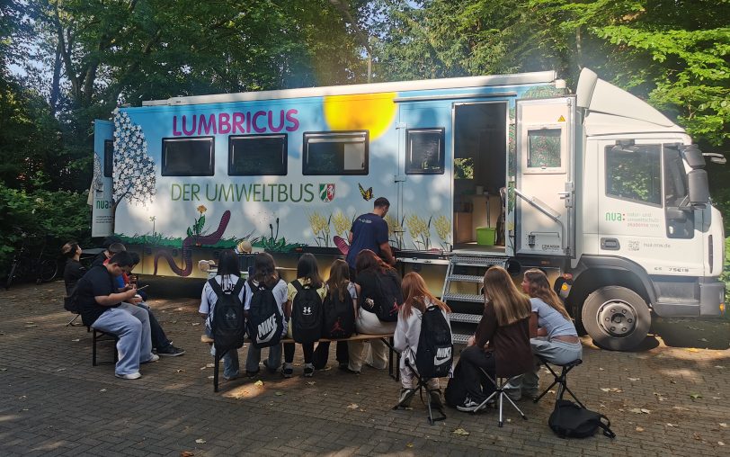 Schüler des Biologiekurses aus der siebten Klasse der Realschule an der Burg erkundeten zusammen mit dem Umweltbus Lumbricus die heimischen Gewässer.