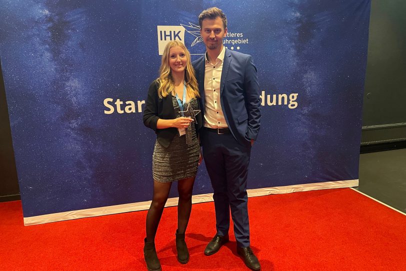 Denise Cremer (li.) und Ausbildungsleiter Georg Bohmke freuen sich gemeinsam über die Auszeichnung der IHK.