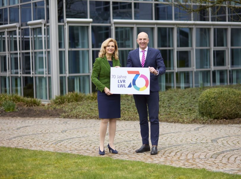 Ulrike Lubek (LVR) und Dr. Georg Lunemann (LWL) freuen sich über 70 Jahre Landschaftsverbände.