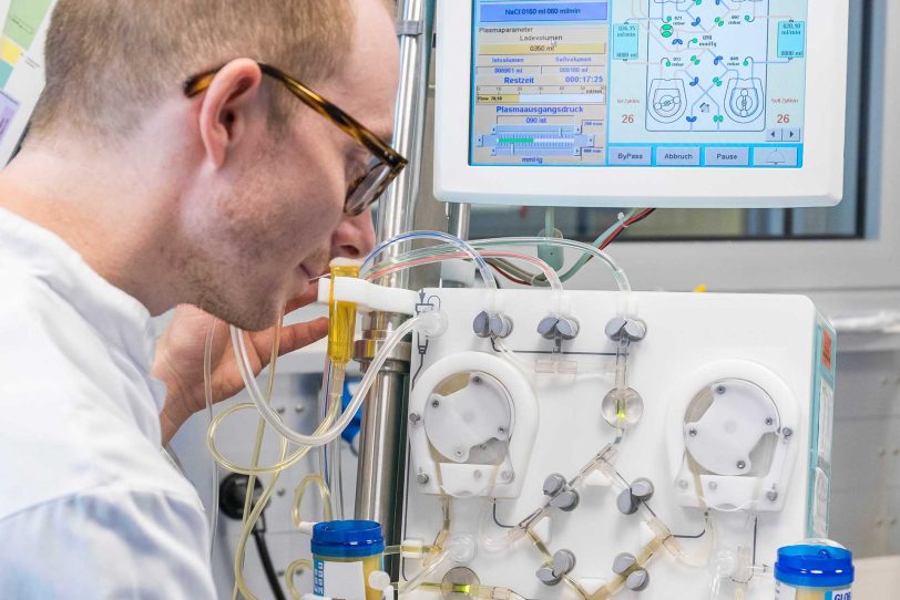 Oberarzt Dr. Felix Seibert an dem Gerät, das die Immunadsorption durchführt und das Blut reinigt.