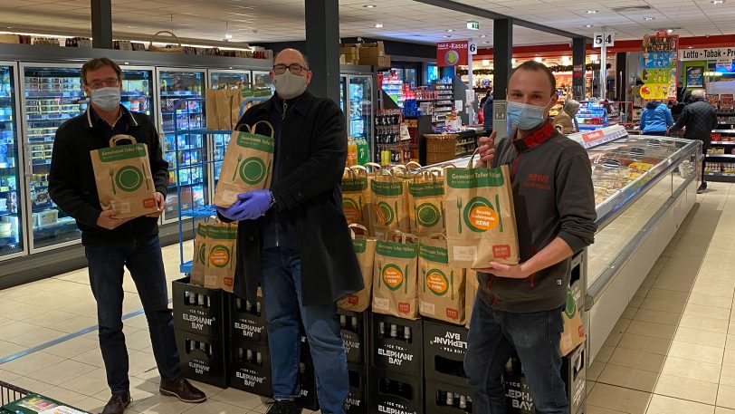 Bei der Übergabe der Spenden: (v.li.) Der Inhaber des Rewe-Marktes Olaf Kenkmann, den Betriebsleiter der Herner Tafel, Andreas Blisse, und Rewe-Mitarbeiter Marc Grasse.