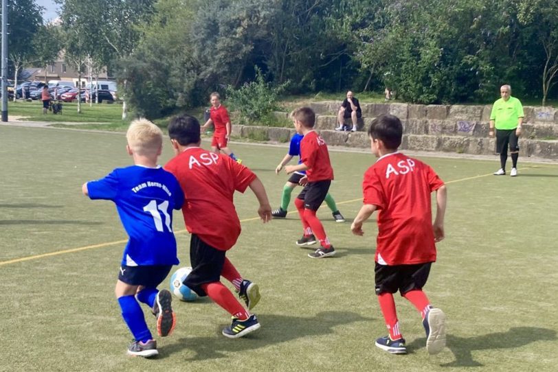 Fußballturnier der Jugendförderung 2024: Zwölf Mannschaften aus den Kinder- und Jugendeinrichtungen Pluto, der Heisterkamp, Abenteuerspielplatz Hasenkamp, Am Freibad, Die Wache und dem Stadtteilzentrum H2Ö spielten um den ersten Pokal.