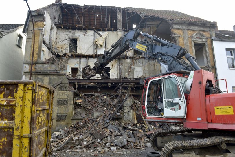 Die Schrott-Immobilie an der Eschstraße wird abgerissen.