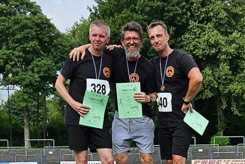 Carsten Wrobel, Giancarlo Carrubba und Jens Michel (v.l.) bei der Siegerehrung der 800m