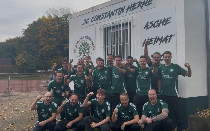 Wollen so auch gemeinsam in der Veltins-Arena feiern: Die erste Mannschaft vom SC Constantin am heimischen Ascheplatz.