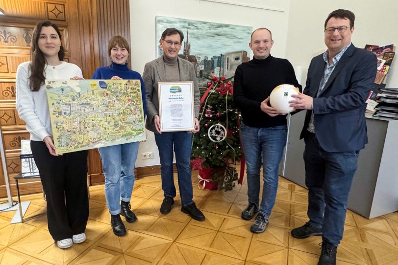 Vertreter des Ruhrparlaments und der Fairen Metropole Ruhr freuen sich über die erneute Auszeichnung als „Faire Metropolregion Ruhr“: Dr. Frank Dudda (Vorsitzender Ruhrparlament) (3.l.) Markus Heißler (5.l.), Dirk Heitlindemann (4.l.), Tamara Kaschek (Faire Metropole Ruhr e.V.) und Dana Kiehl (KEpol).