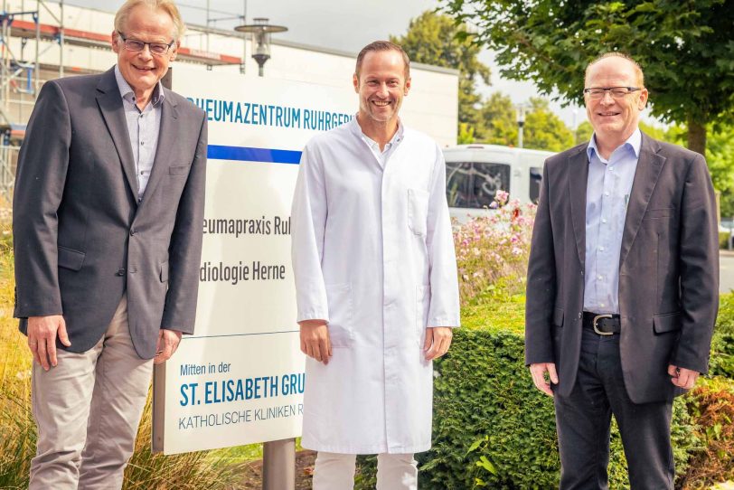 Theo Freitag (l.), Geschäftsführer der St. Elisabeth Gruppe, und Alois Baumhoer (r.), Mitglied der Geschäftsleitung, mit Direktor Prof. Dr. Xenofon Baraliakos (m.)