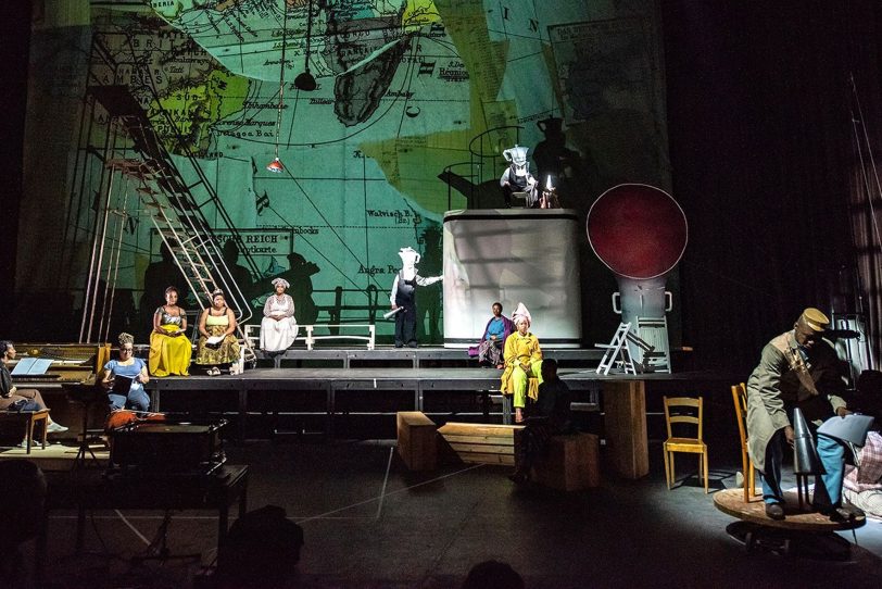 Kleiner, feiner Vorgeschmack auf den 70. Geburtstag von William Kentridge, der ab September mit großen Ausstellungen, Filmen und Konzerten gefeiert wird: „The Great Yes, The Great No“, die jüngste Bühnenarbeit des südafrikanischen Multi-Künstlers.