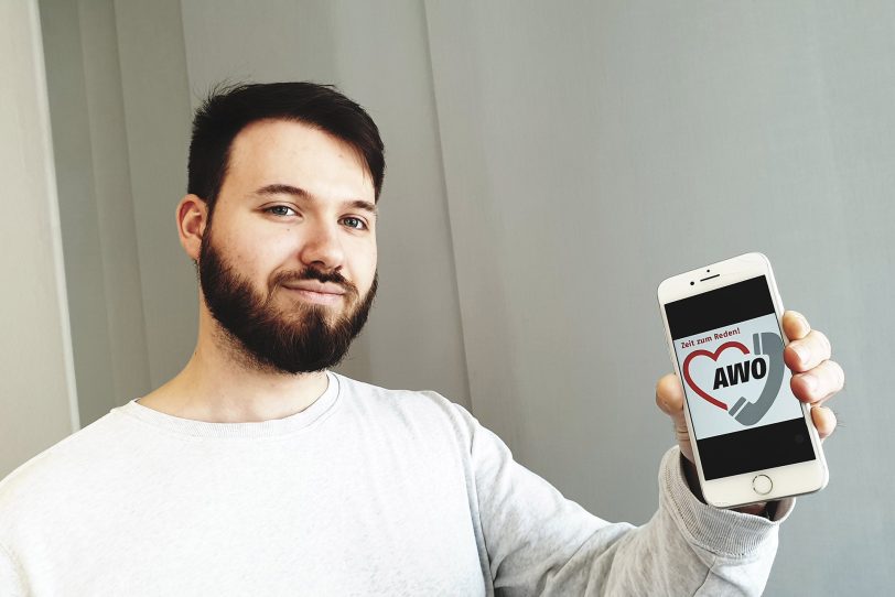 AWO-Auszubildender Rinor Hetemi (22), der das Begegnungstelefon mit organisiert sagt: