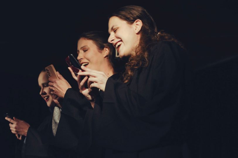 „Wie auf Tiktok so auf Insta“: Drei Influencerinnen beten das neue „Vater Unser“, im Bild (v.l.) Noah Robl, Kristina Geßner und Jamie Weiss.