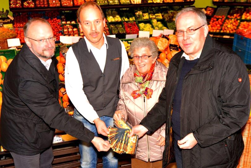 Dr. Axel Klein , Marktleiter von Edeka, Margarete Sonnenschein, Dr. Gerd Blum.