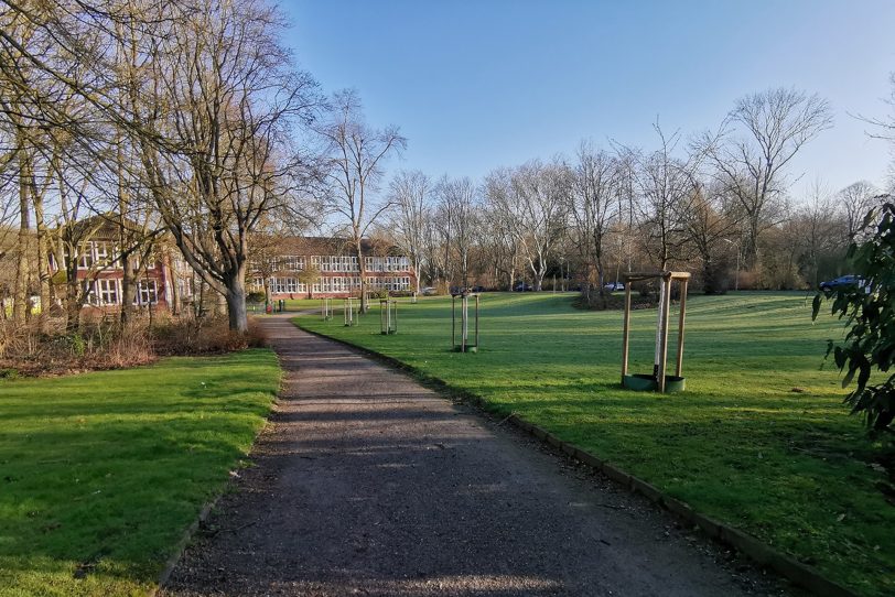 Die SPD fordert: Installation von zwei zusätzliche Laternen auf dem Fußweg von der Edmund-Weber-Straße zur Grundschule.