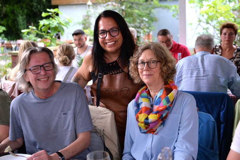 Sardische Leckereien und neue Freundschaften beim ersten Sardischen Abend im Biergarten von Ollis Restaurant. im Bild: Gastgeberin Francesca Eichler bei ihren Gästen.