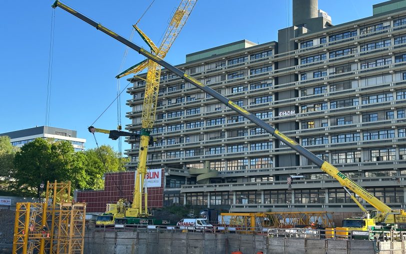 Zwei große mobile Kräne bauten den Turmdrehkran (l.) Stück für Stück auf