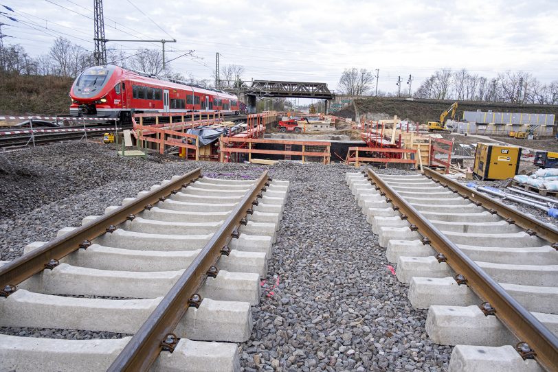 Einheben des ersten Teilstücks für die neue Eisenbahnbrücke über die A43 in Herne (NW), am Sonntag (28.0.2021).