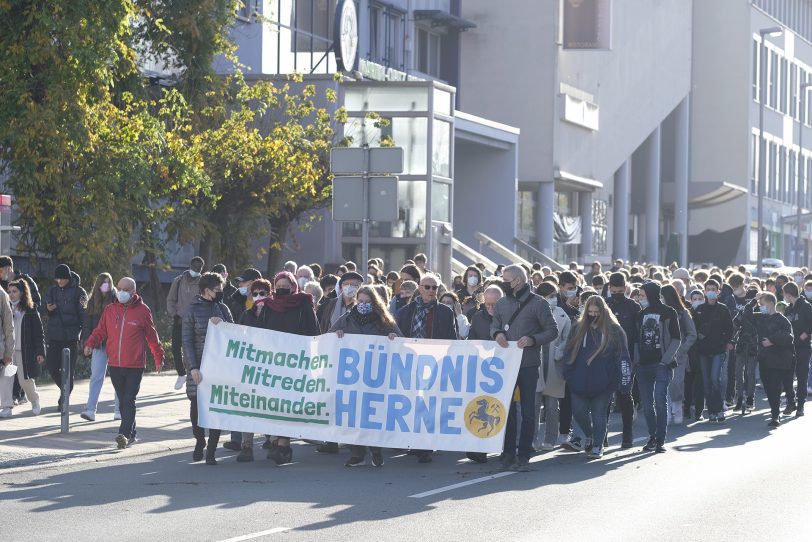 Die Teilnehmer der Gedenkveranstaltung ziehen vom Shoah-Mahnmal am Kulturzentrum zum Mahnmal an der Bebelstraße.