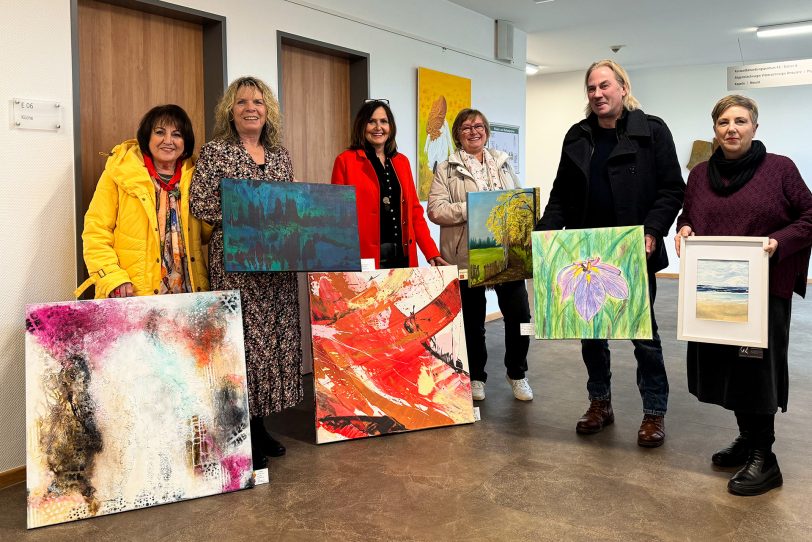 Diese Künstler stellen Werke im Wartebereich des EvK Herne aus. v.l. Irena Scholz, Barbara Wolff, Bea Behler, Konni Bredenbröker, Robert Servient, Kirsten Clodt.