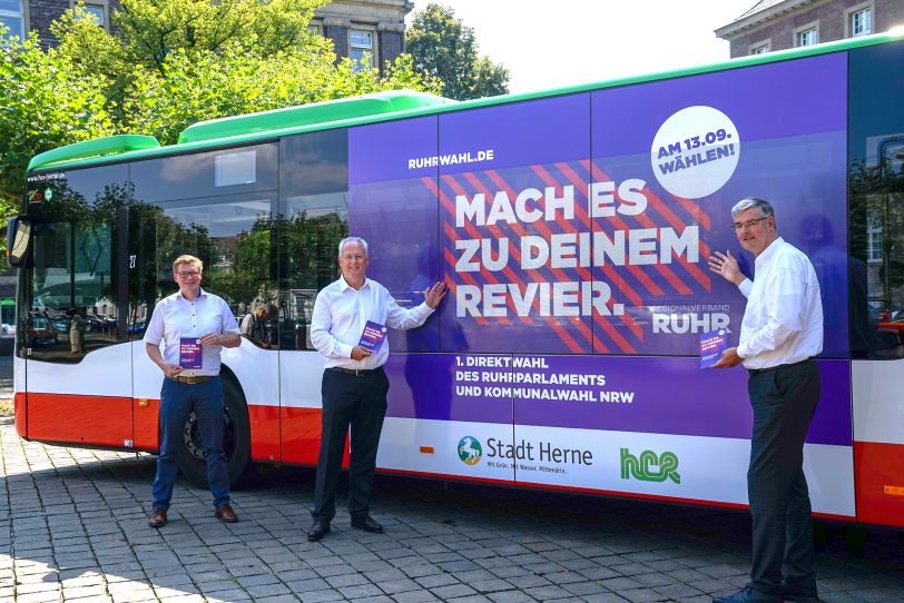 Präsentierten den HCR-Bus mit dem Slogan „Mach es zu deinem Revier“: (v.li.) HCR-Sprecher Dirk Rogalla, Dr. Hans-Werner Klee, Kämmerer der Stadt Herne und Markus Schlüter, RVR-Beigeordneter Wirtschaft.