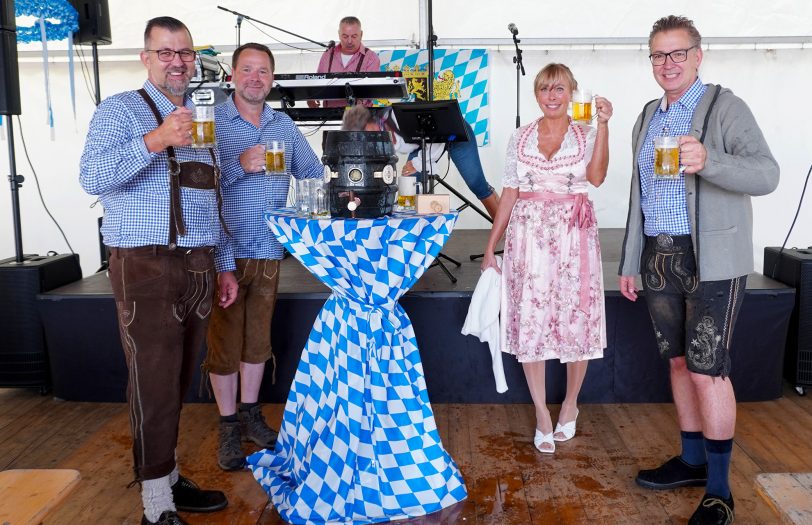 Mit dem obligatorischen Fassanstich eröffnete der WHS-Aufsichtsratsvorsitzende Kai Gera (1 v.l.) gemeinsam mit den Vorstandsmitgliedern Marco Volkar, Simone Hitzler und Rolf Drinkmann (v.l.n.r.) das erste WHS-Oktoberfest.