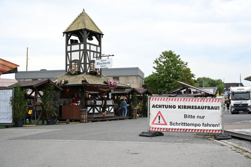 Der Aufbau zur Kirmes läuft, der Biergarten