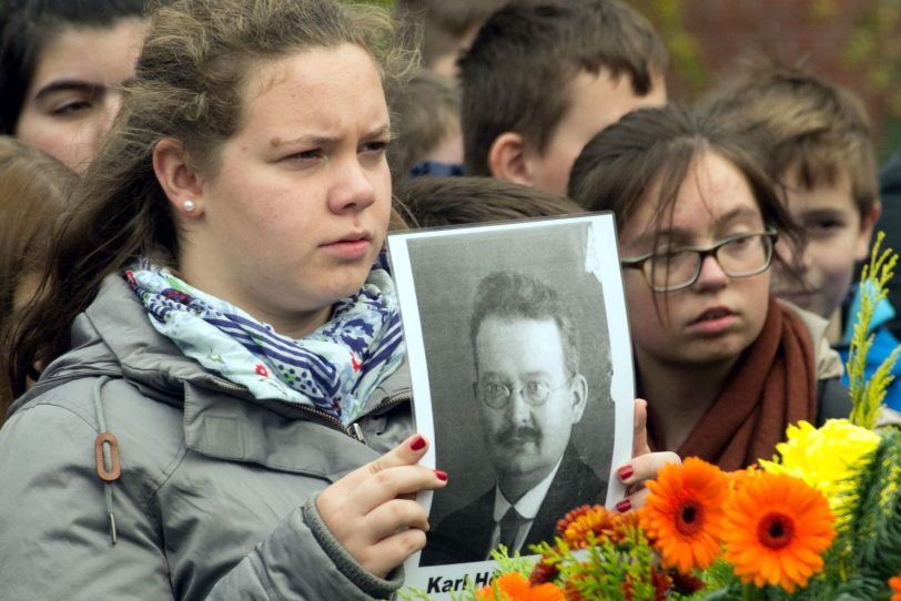 Schülerin bei der Gedenkfeier.