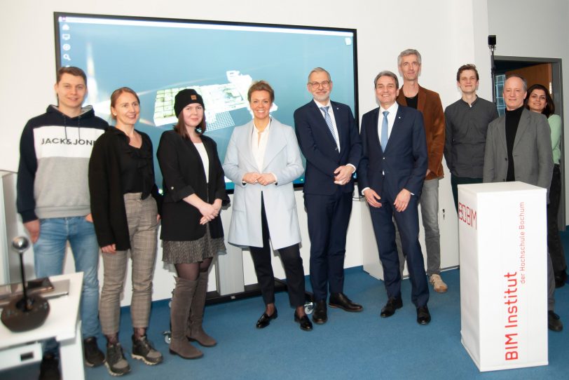 Besuch mit Wohlfühlatmosphäre im BIM-Institut (v.li.): Institutsmitarbeiter Nico Exler, Dr. Signe Mikulane und Alea Paukstadt, Ministerin Ina Brandes, Präsident Prof. Dr. Andreas Wytzisk-Arens, Kanzler Markus Hinsenkamp, Prof. Dr. Dirk Eling, Leonard Lehr, Prof. Sven Pfeiffer und Fatima Bakki.