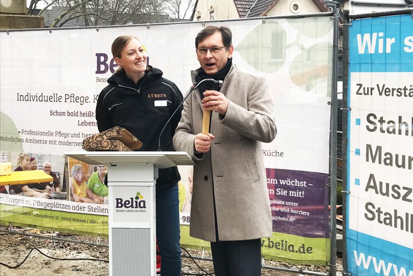 OB Dr. Frank Dudda (re.) freut sich über den geschenkten Hammer.