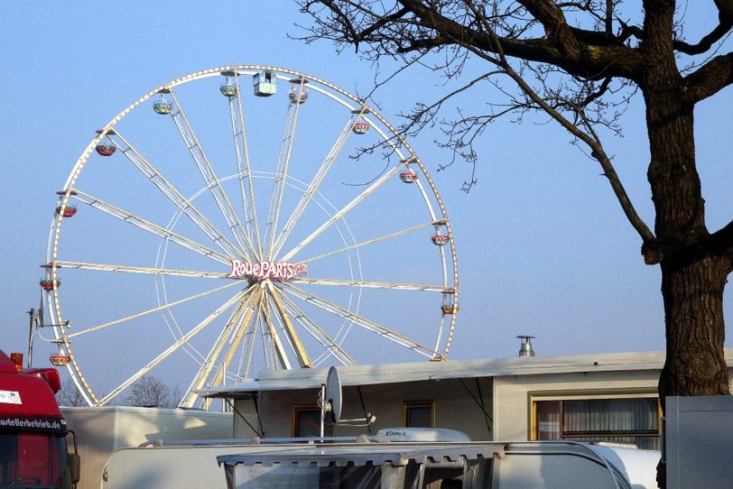 Das Riesenrad La grande Roue Parisienne im Aufbau auf der Palmkirmes 2015.