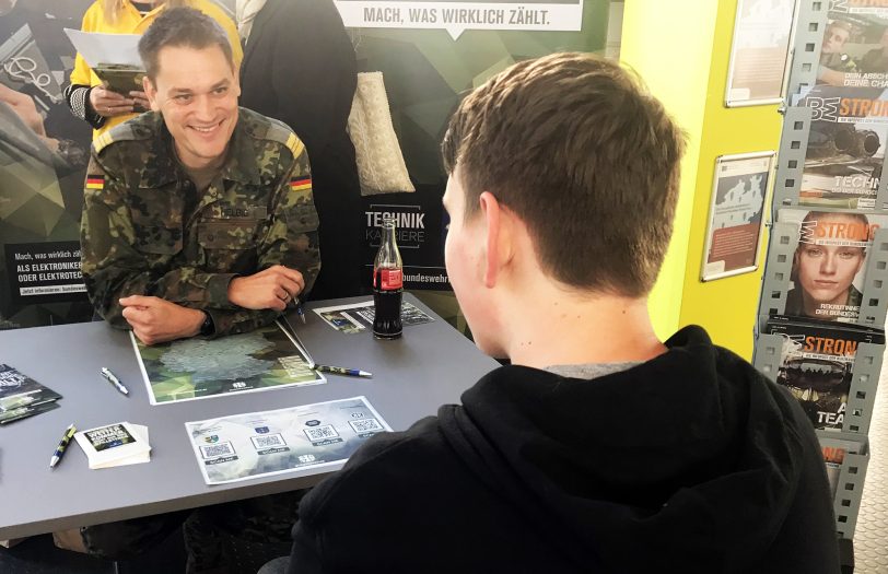 l. Sebastian Helbig, Kapitänsleutnant und Karriereberater bei der Bundeswehr informierte Interessierte über die Ausbildungsmöglichkeiten.