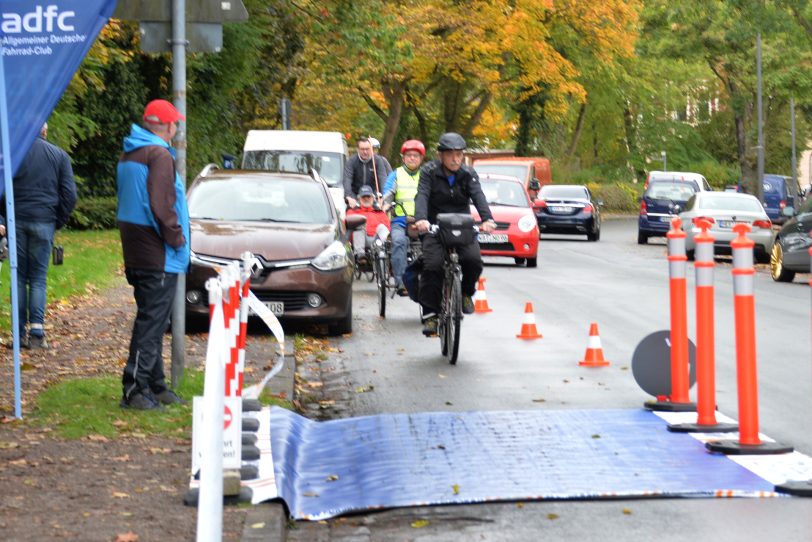 ProtectedBikeLane #MehrPlatzFürsRad: Aktion des ADFC Herne auf der Edmund-Weber-Straße.