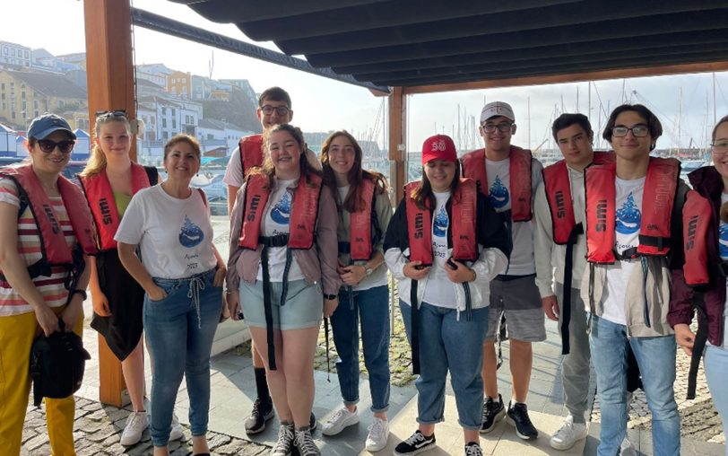 Schüler des 10. Jahrgangs der Erich-Fried-Gesamtschule haben die Partnerschule auf den Azoren besucht. Hier portugiesische und deutsche Schüler vor der Wal Tour mit Graca Coelho (3.v.l.), einer Lehrerin von den Azoren.