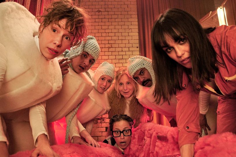 Tanzende Tampons: das „3000“-Ensemble mit (v.l.) Jacky (Linda Pöppel), Rocco (Paul Zichner), Penny (Victoria McConnell), Wiebke (Anna Thalbach), Zelda (Maren Kroymann), Hans (Simon Pearce) und Frieda (Lucie Heinze).