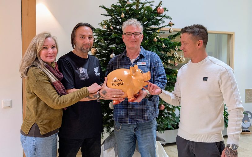 Übergabe von 540 Euro als Spende an das Lukas-Hospiz: (v.li.) Mascha Ambatsidis, Mario Ambatsidis, der stellvertretende Leiter des Hospiz Martin Heldmann und Joel Noje.